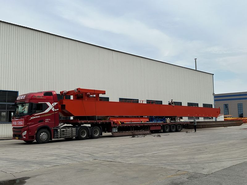 重慶某公司采購(gòu)我公司一臺(tái)新式雙梁通用橋式起重機(jī)。